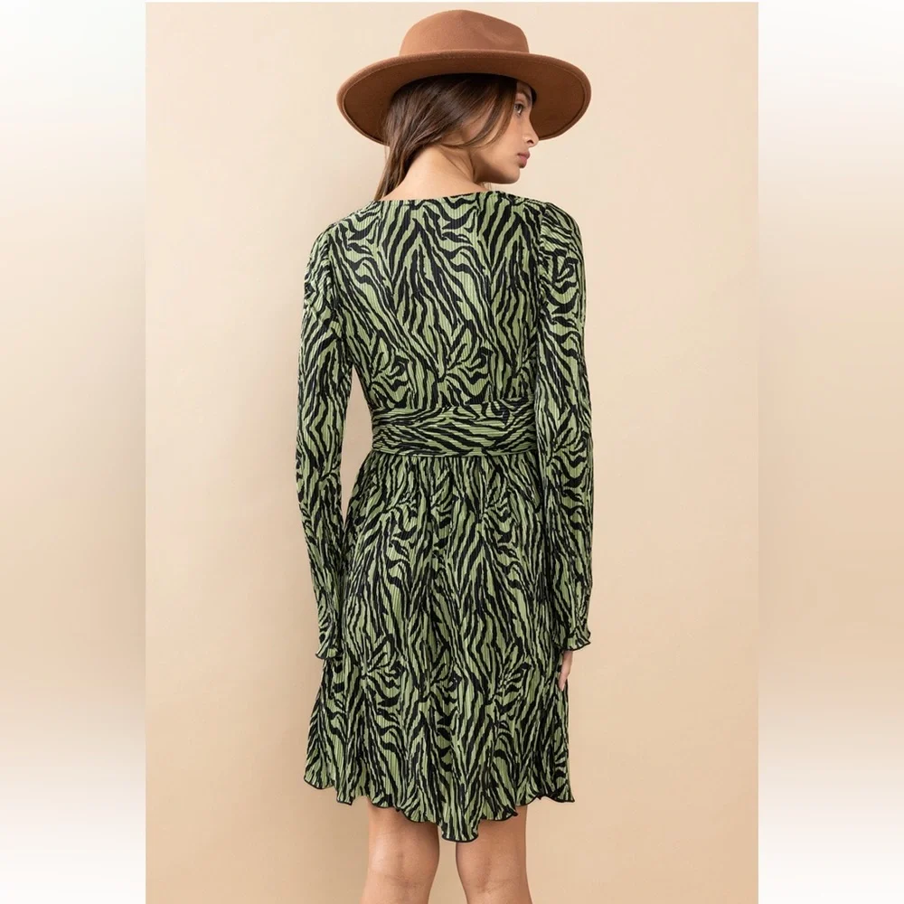 40 Fabulous Wave Pattern Front Twist Dress - Picture 7 of 7